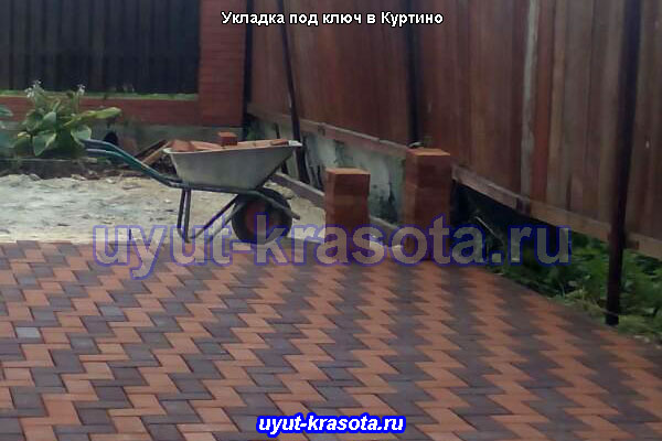 Пример круговой укладки тротуарной плитки брусчатка в селе Куртино Ступинского района Московской области